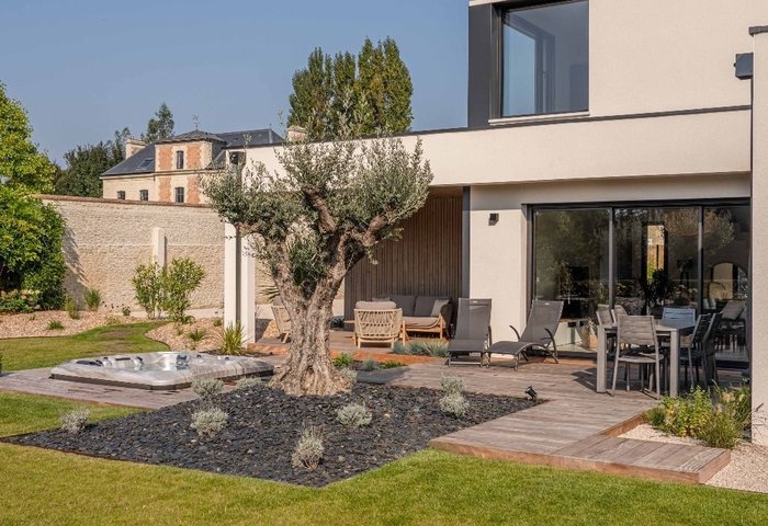 Aménagement complet avec terrasse bois, olivier et spa
